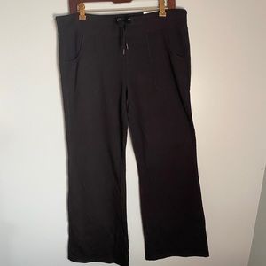 Women’s black wide leg relax-fit pant
